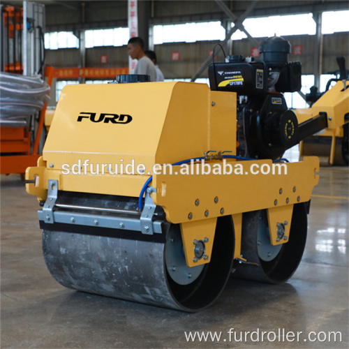 Vibratory road roller for asphalt compaction